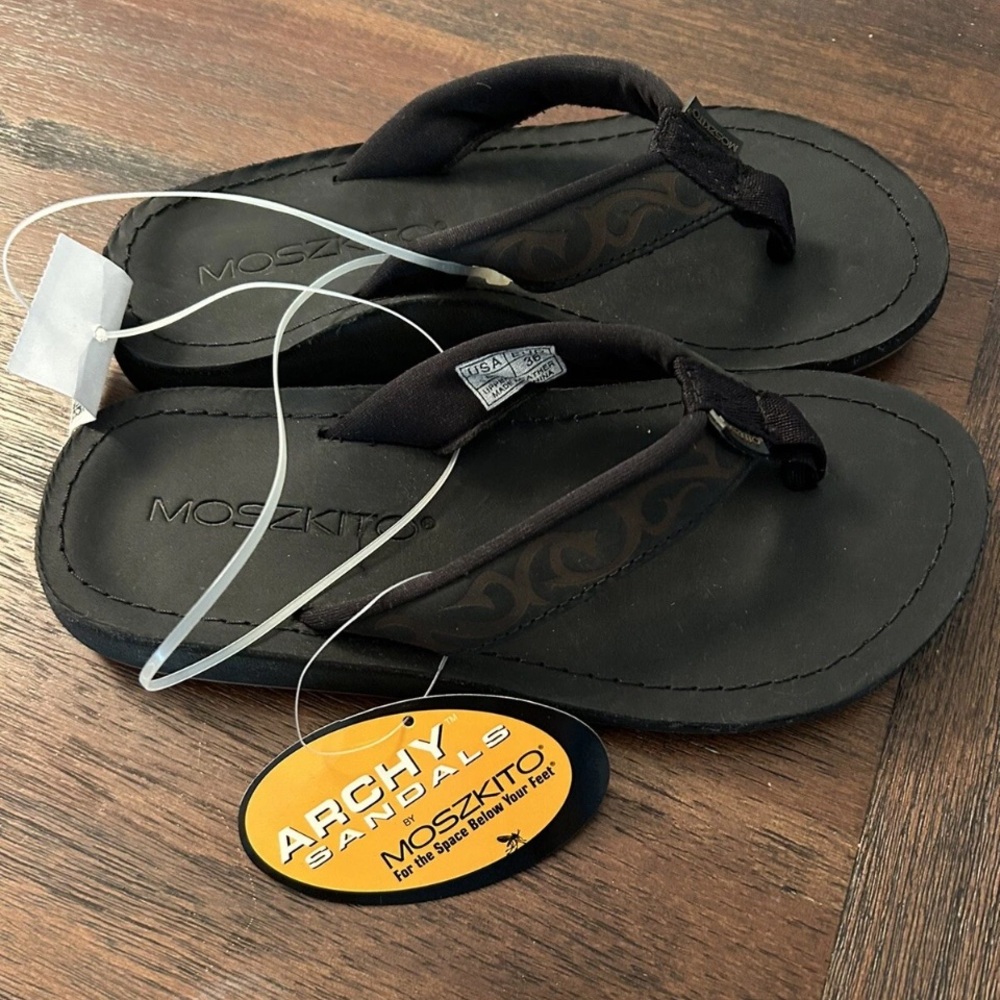 HIGH IN DEMAND MOSZKITO LADIES ARCHY LEATHER SANDALS SIZE 5 NWT $80